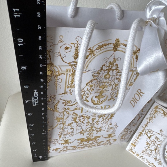 Christian Dior Holiday Printed Shopping Bags with Ribbon & Printed Tissue Paper - Picture 3 of 12